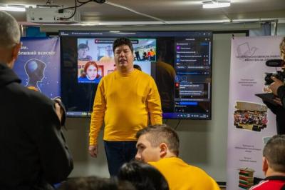 Азамат Хажин читає поезію на заході "Аутизм: крок до розуміння"