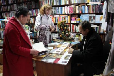 м.Ужгород (16.11.2019) у книгарні «Кобзар», в рамках щорічної передсвяткової акції «Письменник за прилавком» з читачами спілкувався письменник, лауреат Шевченківської премії, закарпатець Мирослав Дочинець.