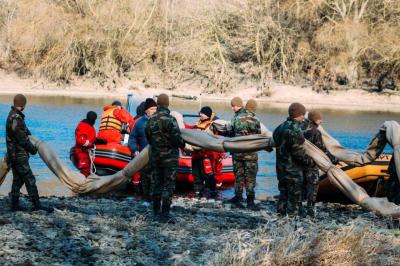 Дністер у маслянистих плямах після російських атак